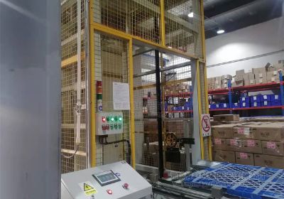 卷帘门+叉车对接往复式提升机